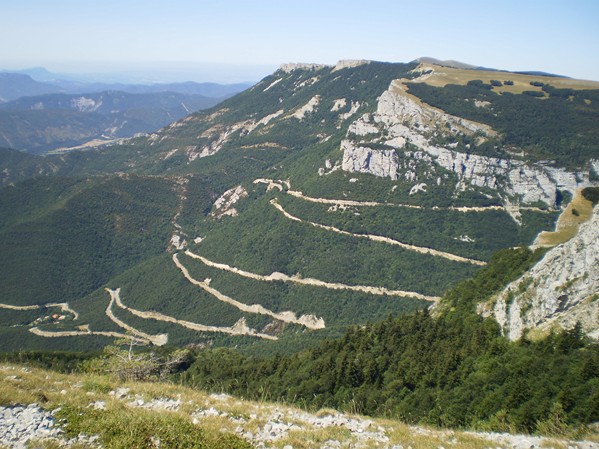 Moto de route sur les nombreux cols environnants 